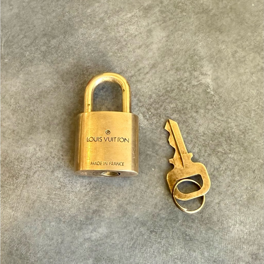 Louis Vuitton #313 Padlock & Key - Picture 4 of 5